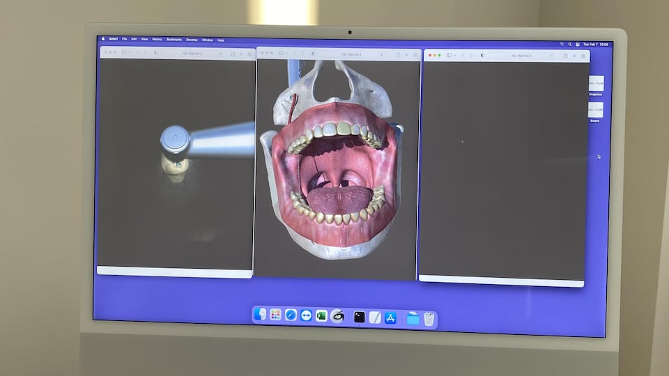 Des étudiantes en médecine dentaire utilisent un outil de réalité virtuelle à l'Université de la Saskatchewan en février 2023.