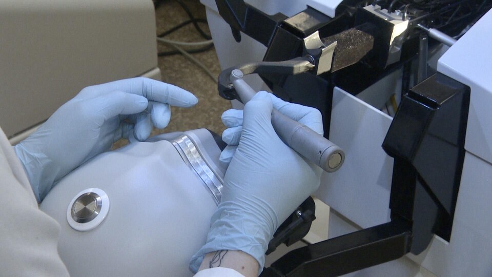 Une étudiante en médecine dentaire utilise un outil de réalité virtuelle à l'Université de la Saskatchewan en février 2023.