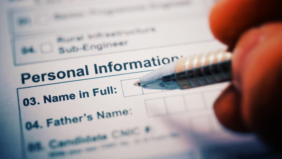 Un formulaire demandant des informations personnelles dont le nom complet.