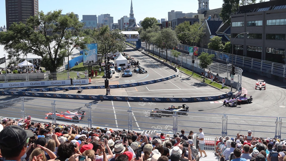 Des voitures de course empruntent un virage lors de la formule E à Montréal le 30 juillet 2017.