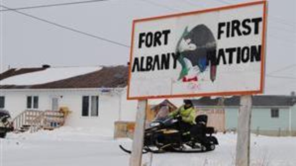 Pancarte de la Première Nation de Fort Albany. 