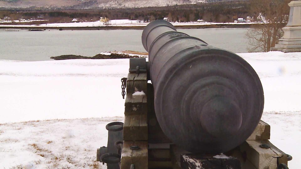 Un canon à Fort Anne fait face au bassin d'Annapolis.