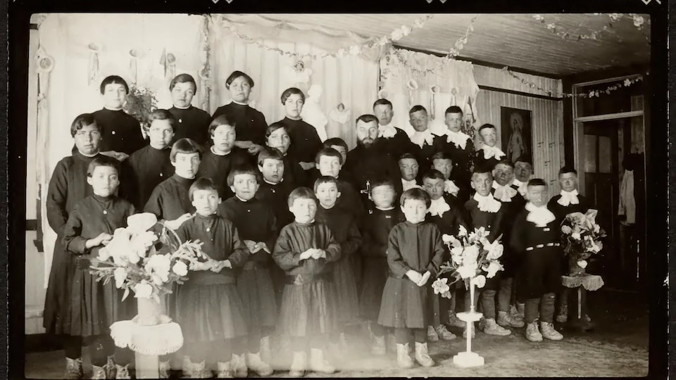 Photo en noir et blanc d'un groupe de jeunes tous vêtus de façon similaire.