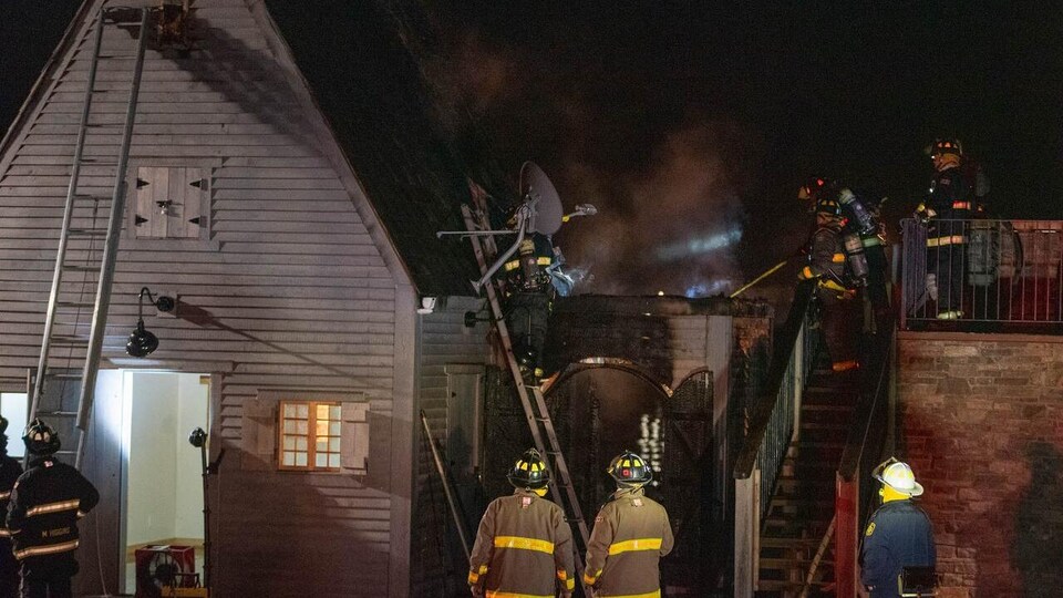 Des pompiers près de la structure de Port le Tour.