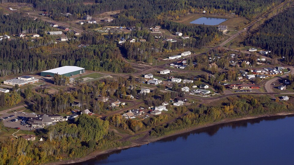 Une vue aérienne de Fort McKay.