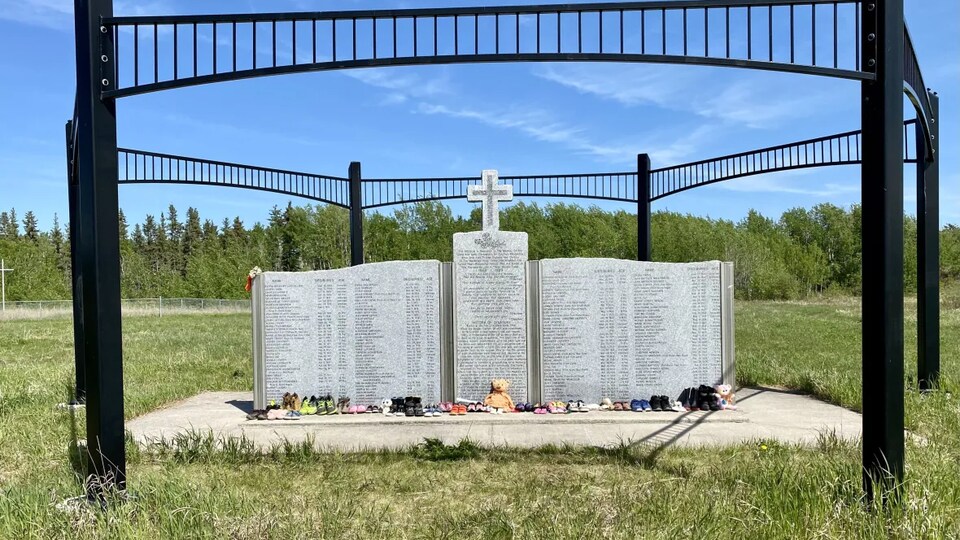 Un monument portant une croix et le nom des enfants victimes des pensionnats pour Autochtones a été érigé à Fort Providence dans les T.N.-O.