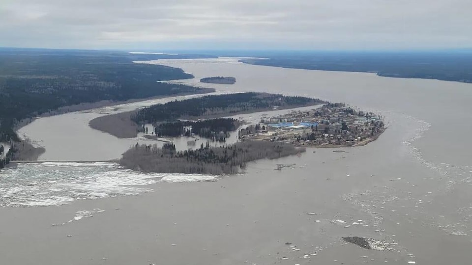 L’île de Fort Simpson inondée.