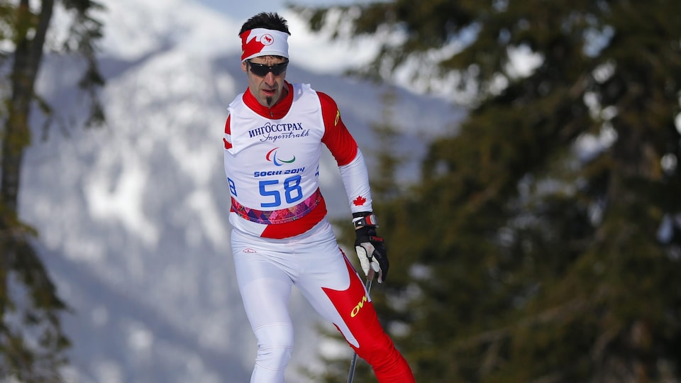Louis Fortin en action sur une piste de ski de fond.
