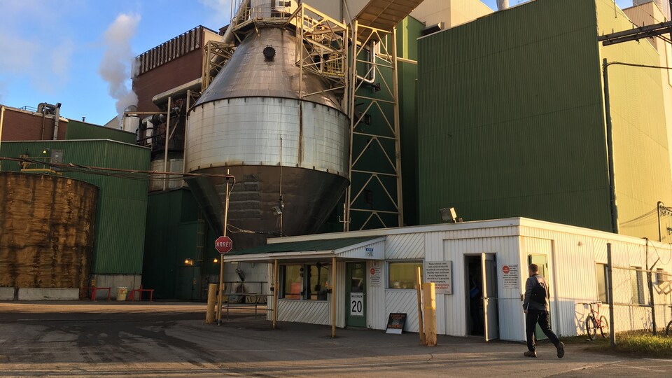 Un employé se dirige vers l’usine Fortress à Thurso.