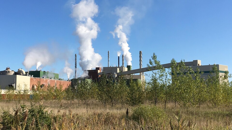 Les cheminées de l'usine Fortress laissent échapper de la fumée.