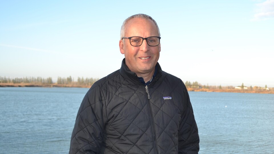 Ian Barnett photographié devant un lac de FortWhyte Alive à Winnipeg, au mois d'octobre 2022. 
