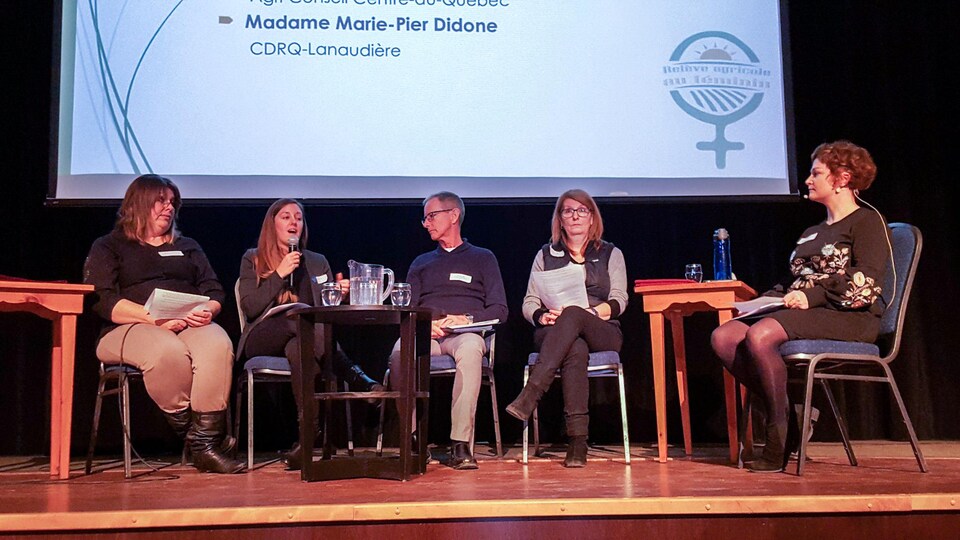 Des panélistes prennent la parole lors du forum « Pas d'agriculture sans agricultrices ».