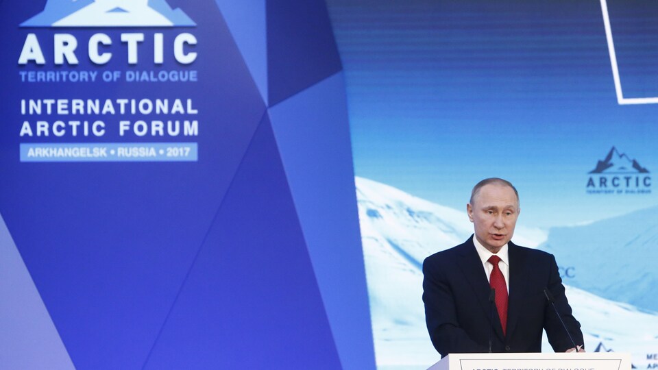 Le président de la Russie, Vladimir Poutine, parlant dans un micro lors du forum sur l'Arctique, à Arkhangelsk.