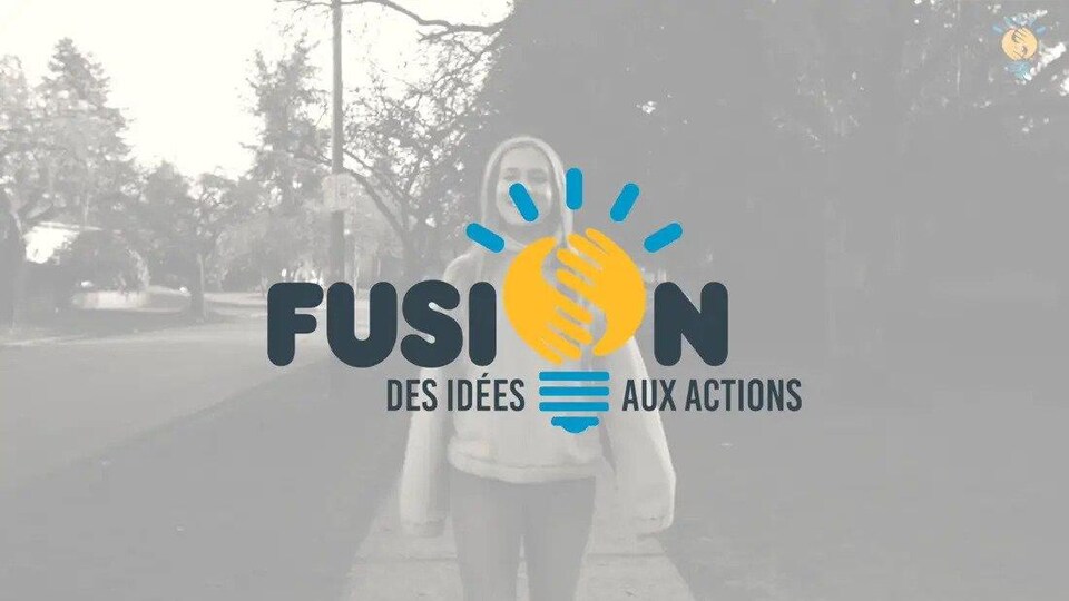 le logo du forum fusion avec une jeune élàve.