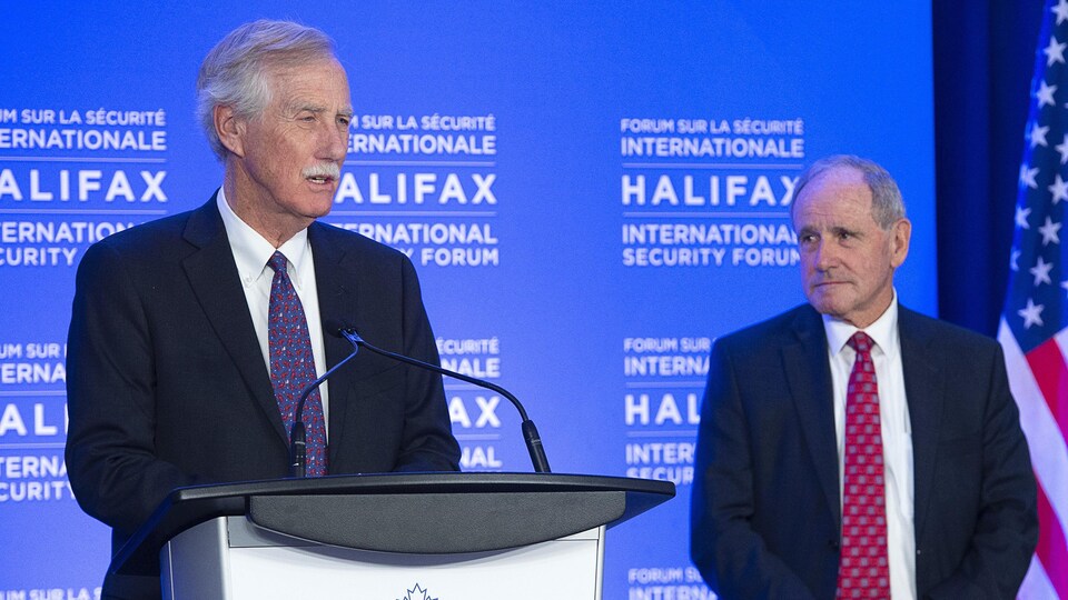 Les deux sénateurs américains lors d'un discours au Forum international sur la sécurité d'Halifax