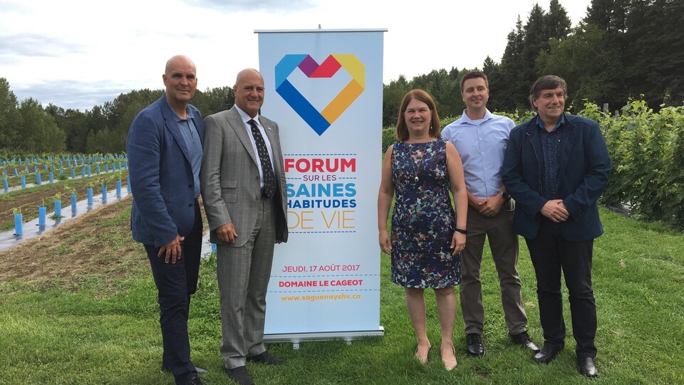 Des membres de l'organisation du forum en compagnie de représentants politiques