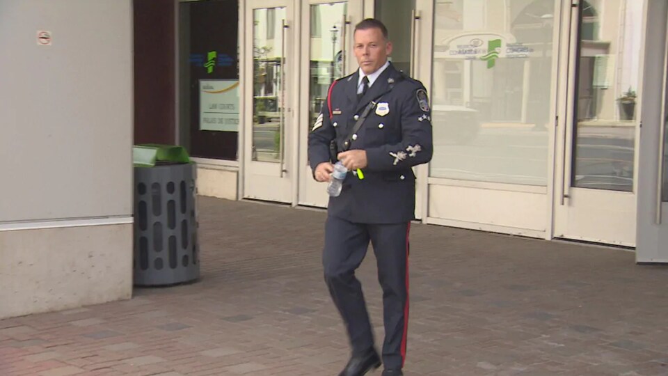 Des témoins racontent la fusillade au procès de Matthew Raymond à ...