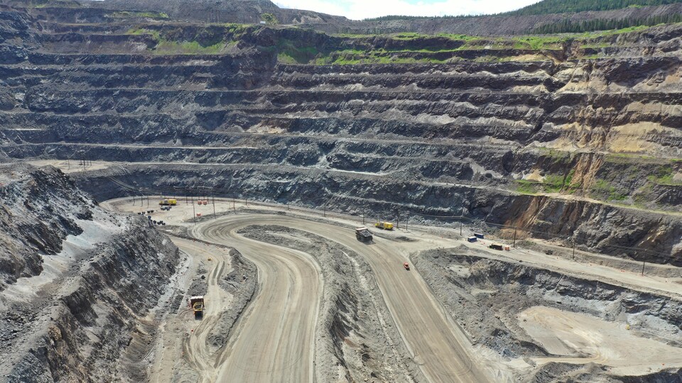 Une fosse de mine de fer à Labrador City.