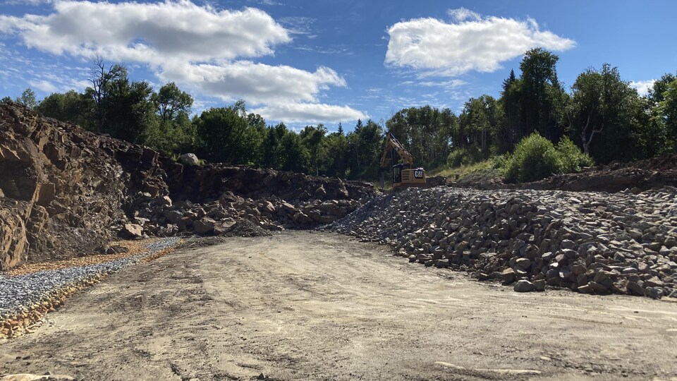 Le sol a été excavé sur une bonne longueur