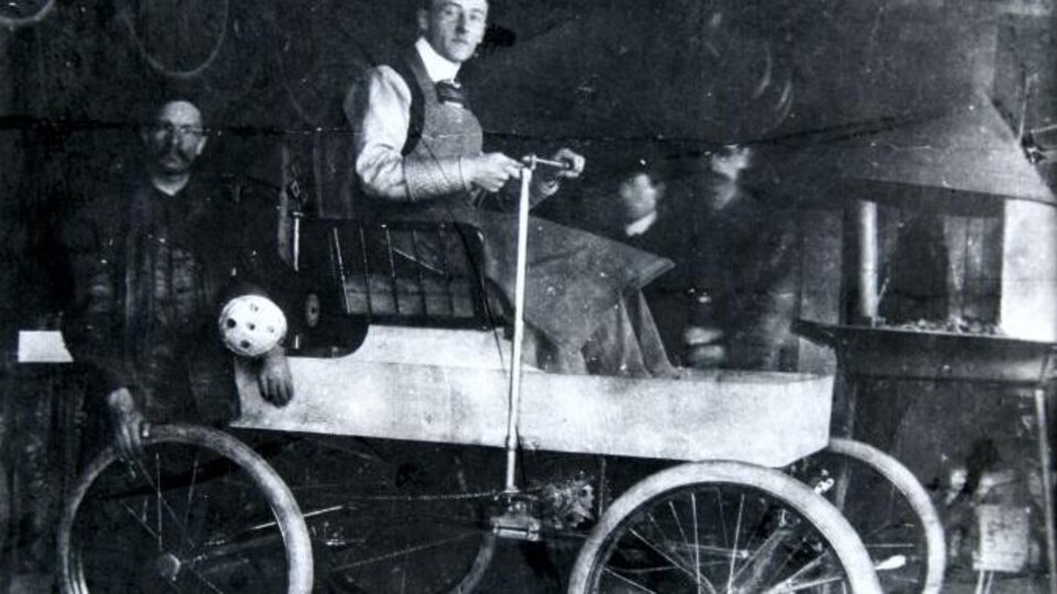 Une photo d'archives où l'on voit George Foote Foss au volant de sa Fossmobile.