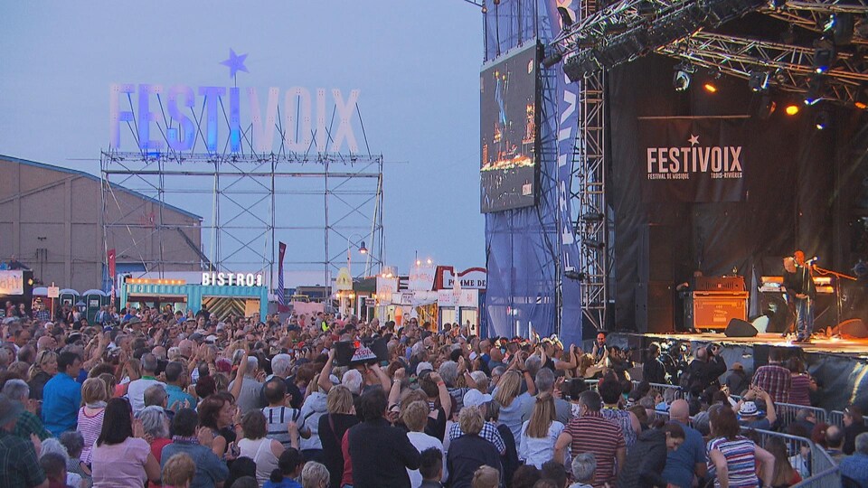 La foule accueille Claude Dubois sur scène.