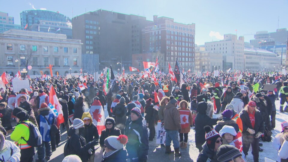 Une foule de manifestants rassemblés au centre-ville d'Ottawa samedi.