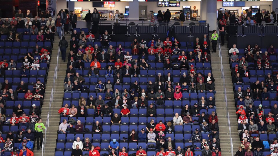 Des spectateurs du match des Remparts à Québec le 24 octobre 2018.
