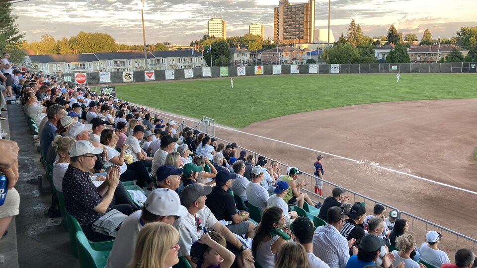 Une foule assiste à un match de baseball.
