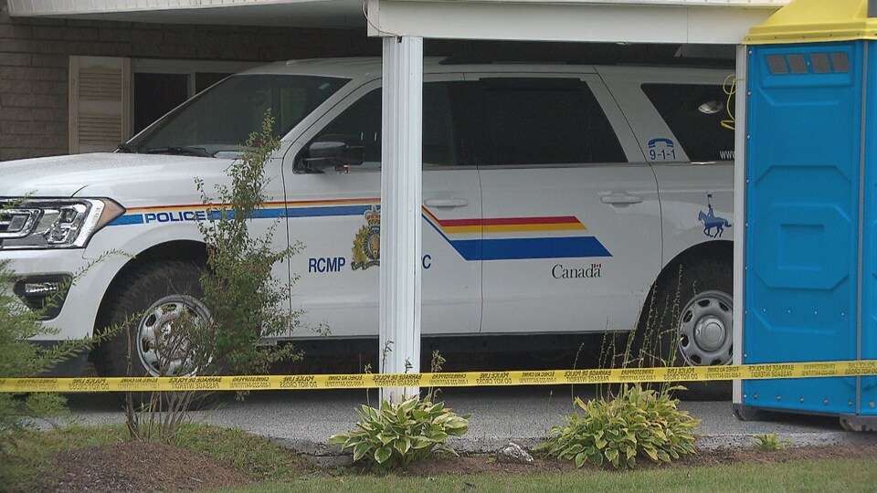 Une fourgonnette de la GRC stationnée dans l'entrée de la maison des Saulnier.