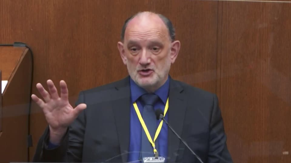 Le Dr David Fowler, la main levée, témoigne à la barre.