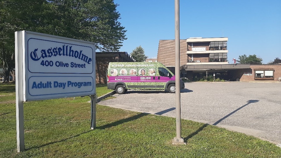 Un panneau devant le foyer Casselholme.