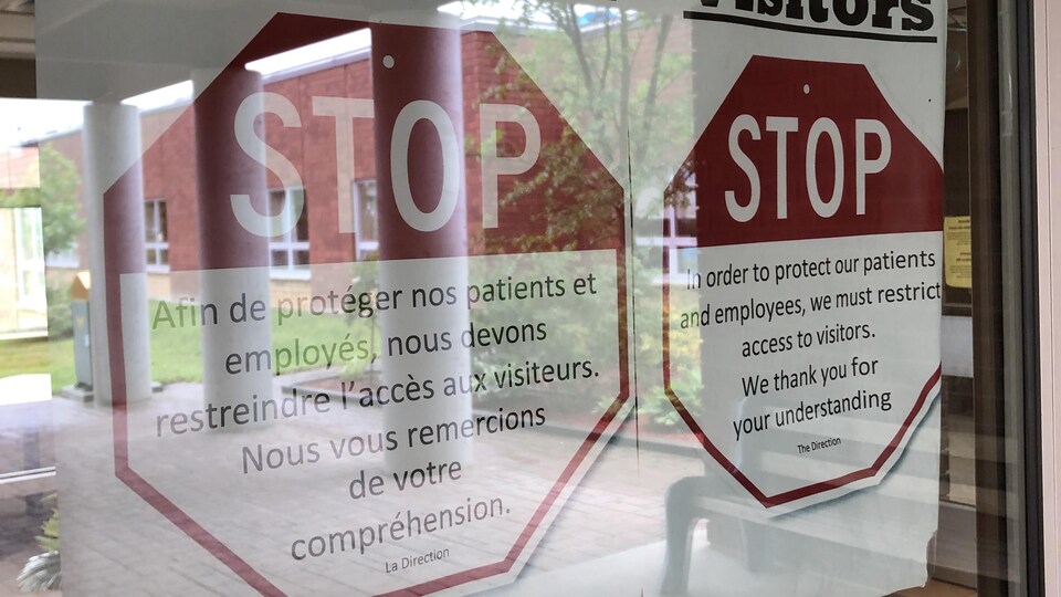 Une affiche qui indique que les visites sont interdites