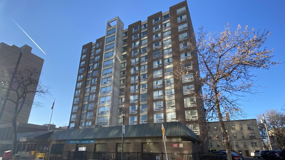 Un bâtiment de plus de dix étages au centre-ville de Winnipeg.