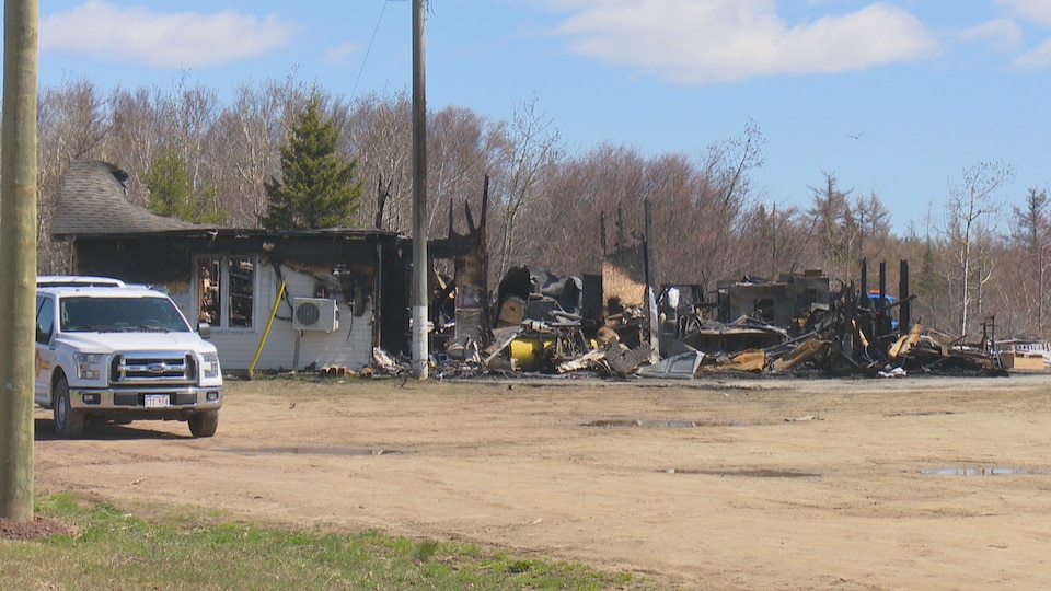 Les décombres d'un bâtiment détruit par un incendie.