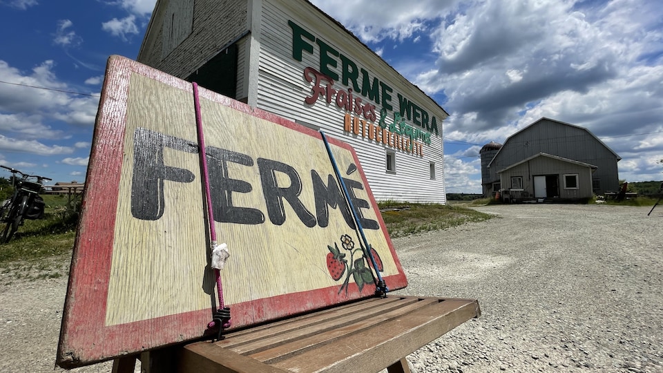 Une pancarte indique Fermé.