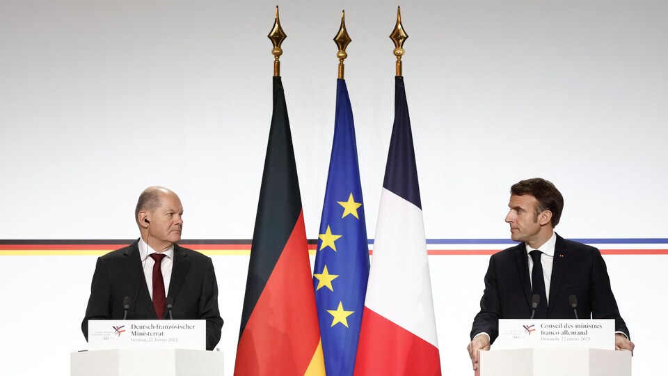 Le chancellier allemand Olaf Scholz et le président français Emmanuel Macron en point de presse.