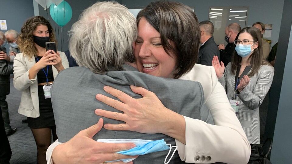 France Bélisle et Marc Bureau se donnent une accolade.