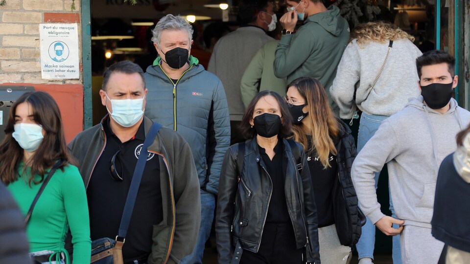 Des gens masqués dans une rue en France.