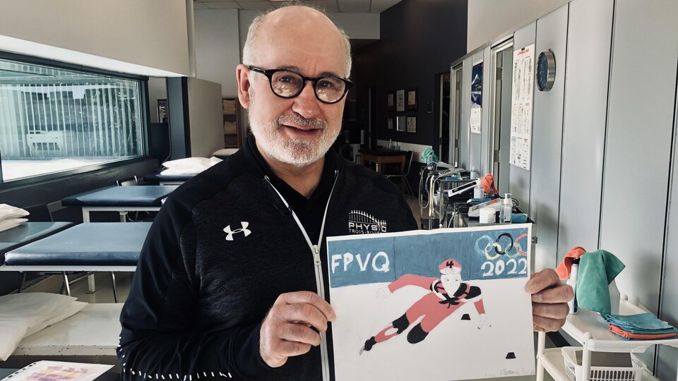 France Denis montre à la caméra le dessin réalisé par Florence Brunelle à 11 ans.