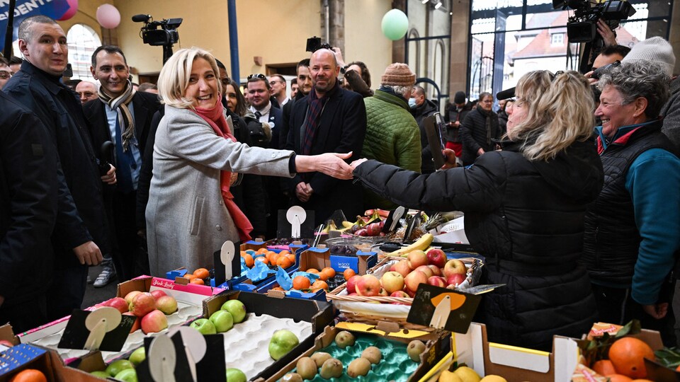 Marine Le Pen devant un étal.