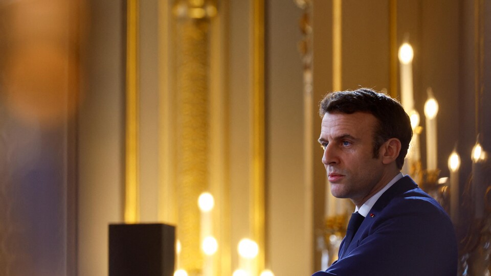 Le président Macron prononce son allocution lors d'une sobre cérémonie au palais de l'Élysée. 