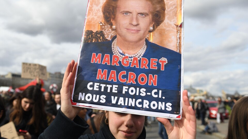 Une pancarte dit : « Margaret Macron, cette fois-ci, nous vaincrons ».