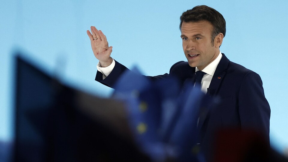 Emmanuel Macron salue la foule.