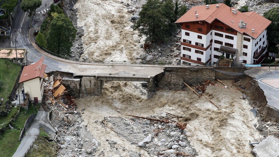 https://images.radio-canada.ca/q_auto,w_960/v1/ici-info/16x9/france-pluie-inondations.jpg