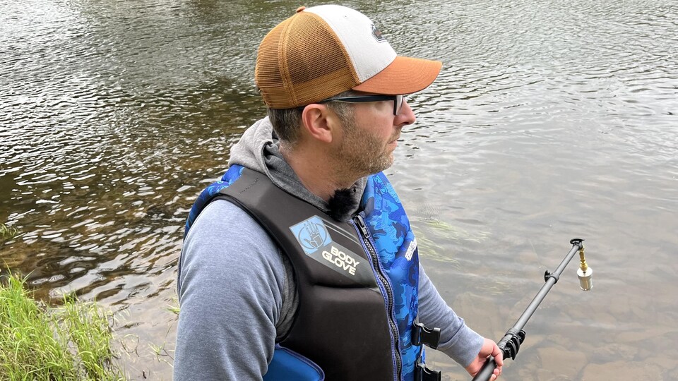 Le biologiste Francis LeBlanc aux abords de la rivière Little, au Nouveau-Brunswick.