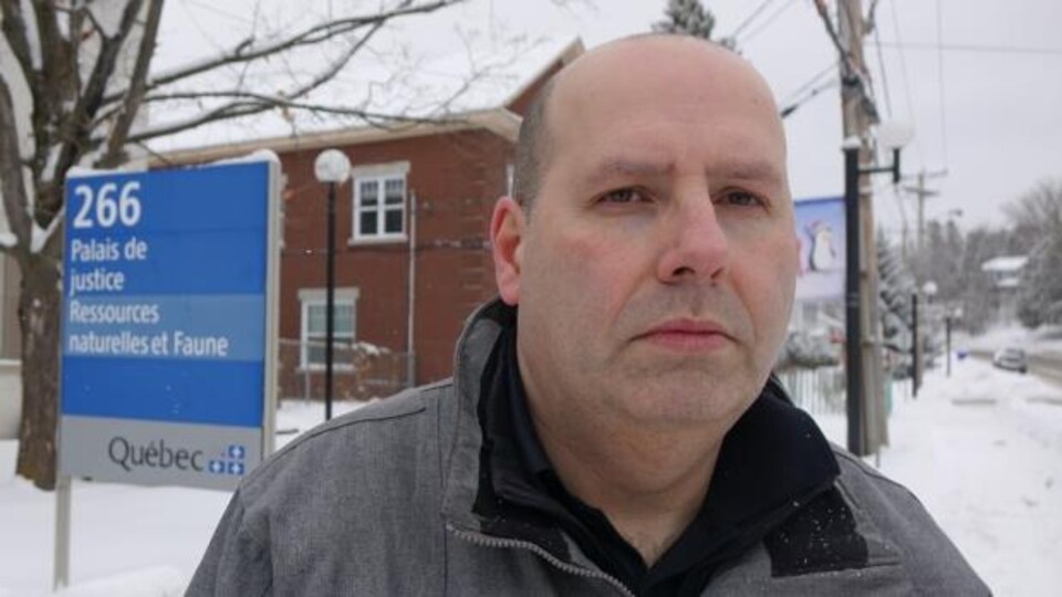 Un homme photographié à l'extérieur du palais de justice de Maniwaki.