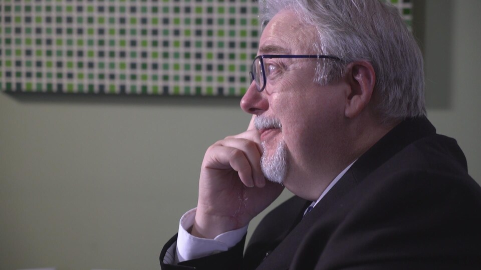 François Boileau fait face à une caméra et est présenté de profil.