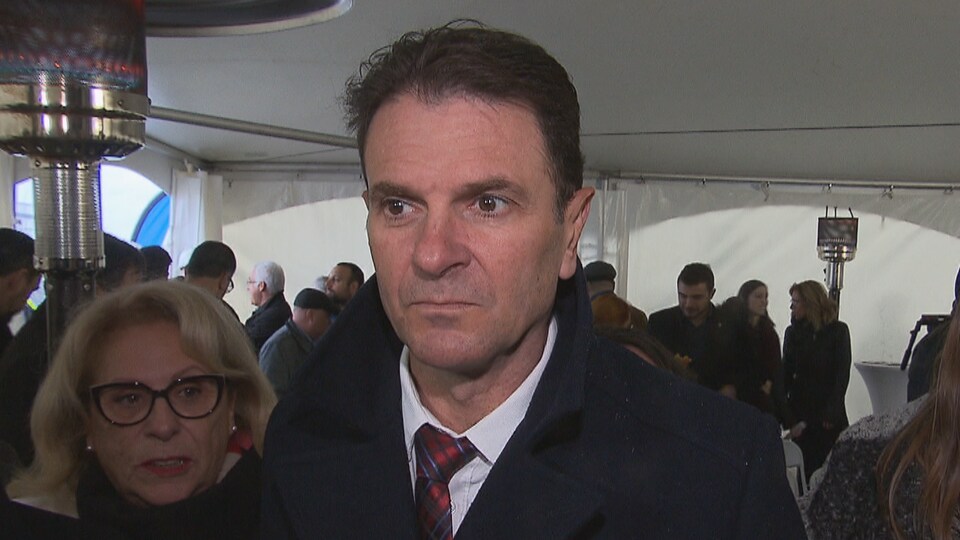 Le ministre répond aux questions des journalistes.