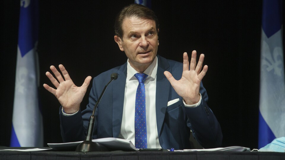 François Bonnardel spoke and raised both hands. 