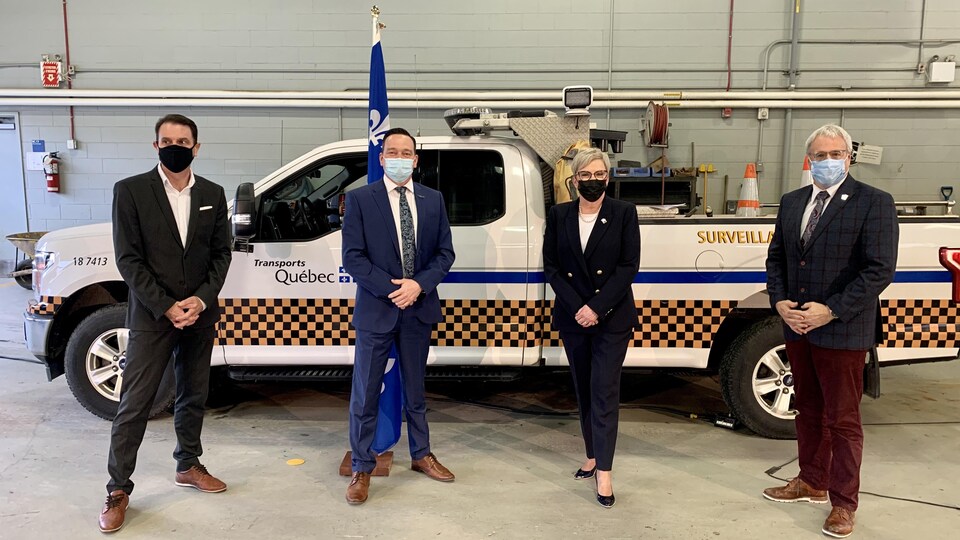 François Bonnardel, Philippe Lemire, Suzanne Blais et Pierre Dufour posent devant un camion du ministère des Transports.